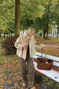 Discover cozy and chic Ugg outfit ideas perfect for fall and winter. From oversized knits to stylish puffer jackets, these looks show how to style Uggs effortlessly for any cold-weather occasion, ugg boots, ugg, ugg slippers, uggs, ugg boots outfit, ugg shoes, ugg outfit, ugg australia, uggs outfit, uggs hausschuhe, ugg tasman, ugg mini, ugg slides, uggs boots outfit, ugg outfits, ugg boots outfit style, uggs boots outfit winter, ugg sandals, ugg mini boots outfit, ugg slippers outfit
