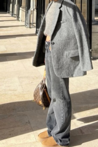 Discover stylish New York outfit ideas to transition seamlessly from winter to spring. From cozy shearling layers to edgy leather statements, these looks are perfect for city strolls and chic outings, new york outfits, new york outfit, new york fashion, new york winter outfit, new york style with jeans, new york aesthetic, new york summer outfit, new york outfitsfor plus size, new york petit styles, new york fall style, new york fall styles, new york spring outfits, dresses, jeans, fancy tops.